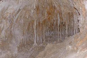 estalactites e colunas em uma caverna foto