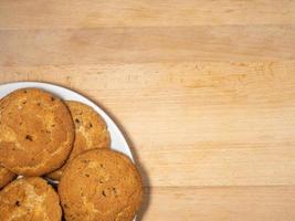 biscoitos de aveia. biscoitos com passas em cima da mesa. doce deleite. dieta saudável. foto