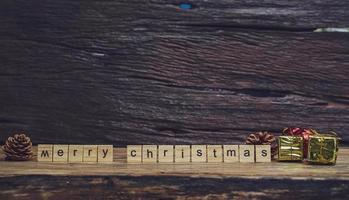 Feliz Natal. cartão de natal com madeira rústica e enfeites. foto