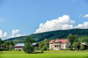 noruega, 2022 - casa na floresta foto
