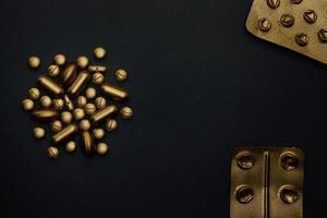 pílulas e bolhas em fundo preto foto