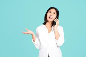 foto de uma linda senhora encaracolada segurando telefone falando amigos ouvindo notícias frescas fofocas vestindo camiseta branca casual jeans isolado fundo de cor verde brilhante