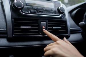 pressiona o botão de parada de emergência no carro. foto