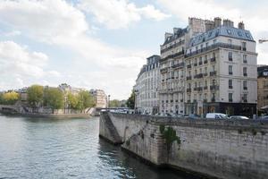 edifício residencial tradicional perto do rio Sena. Paris. foto