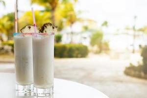 dois copos de coquetel pina colada foto