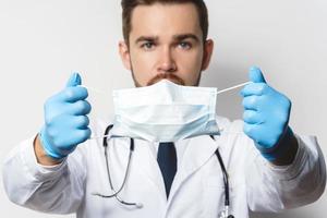médico está usando máscara de prevenção contra propagação de vírus foto