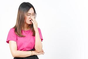 gesto de bocejo de linda mulher asiática isolada no fundo branco foto