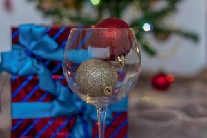 presentes de feriado com arcos azuis debaixo da árvore. vidro com balões. natal e ano novo. foto