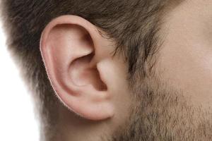 close-up da orelha masculina. saúde e cuidados com a pele