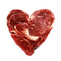 carne de bovino crua fresca em forma de coração foto