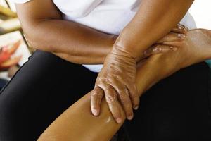 closeup de pés femininos durante a tradicional massagem tailandesa foto