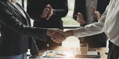 empresários apertando as mãos, terminando a reunião, etiqueta empresarial, parabéns, conceito de fusão e aquisição foto