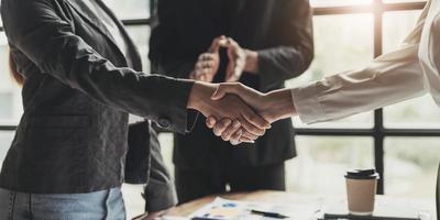 empresários apertando as mãos, terminando a reunião, etiqueta empresarial, parabéns, conceito de fusão e aquisição foto