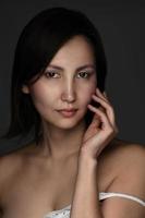 retrato de jovem e bela mulher asiática foto