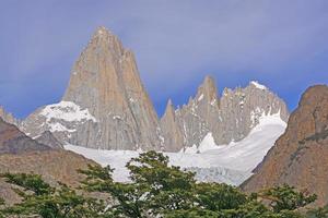 picos irregulares em um dia ensolarado foto