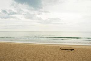 bela praia ao lado do mar de andaman foto