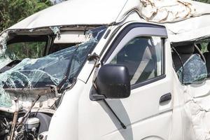 close-up de minivan esmagado após grave acidente de carro foto