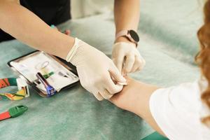 enfermeira coletando amostra de sangue do paciente para teste ou doação foto
