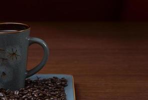 uma xícara de café com grãos de café foto