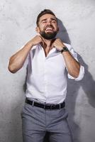 retrato de homem barbudo bonito vestindo camisa branca foto