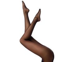 pernas femininas em meia-calça preta foto
