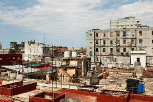 antigos edifícios residenciais surrados em favelas de havana foto