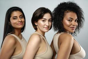 beleza multiétnica e amizade. grupo de belas mulheres de diferentes etnias foto