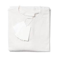 camiseta com etiquetas de papel em branco no fundo branco foto