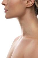 closeup do pescoço feminino com uma pele lisa foto