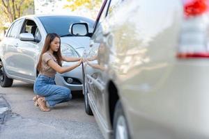 mulheres motoristas tristes após um acidente de carro porque não têm seguro de acidente de carro. foto