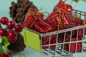 carrinho de compras de natal com presentes e natal foto