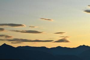 amanhecer ou entardecer nos Alpes com a silhueta das montanhas e copie o espaço foto