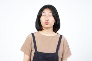 olhos fechados e beijo de bela mulher asiática isolado no fundo branco foto