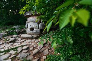 antigo dolmen composto redondo no vale do rio jean, monumento de arqueologia estrutura megalítica. foto
