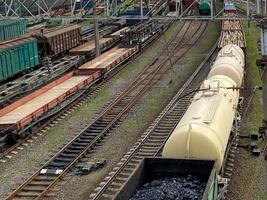 vista superior de um pátio de triagem ferroviária com vagões. indústria do carvão. trem de commodities com carvão. vagões de carvão, transporte de carvão em vagões de carga. formação de um trem de carvão em um depósito de carga foto