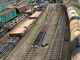 estação ferroviária com trens de carga. no centro é um tanque de trem foto