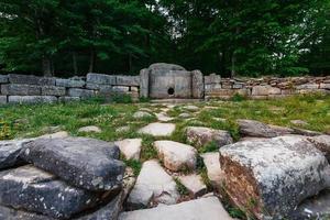 antigo dólmen de azulejos no vale do rio jean. monumento de arqueologia estrutura megalítica foto