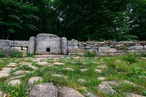 antigo dólmen de azulejos no vale do rio jean. monumento de arqueologia estrutura megalítica foto