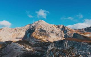 rota através de picos de montanhas e colinas através de paisagens majestosas. foto