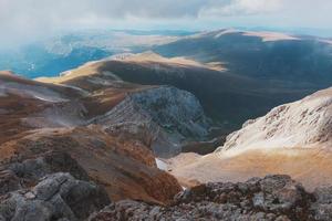 rota através de picos de montanhas e colinas através de paisagens majestosas. turistas ativos, caminhadas foto