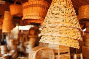cestas de vime artesanais, itens e lembranças no mercado de artesanato de rua foto