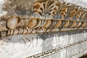 ornamento bonito e gracioso, um elemento de edifícios. partes das ruínas e ruínas da antiguidade antiga. foto