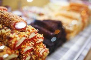 doces orientais, confeitaria no balcão, sorvete, dzhezerye, halva, manjar turco baklava. foto