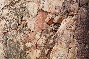 mármore rosa com rachaduras, fundo de textura de pedra, tela cheia. foto