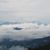 nuvens de tempestade em um vale acima de um cume. República da Adiguésia foto