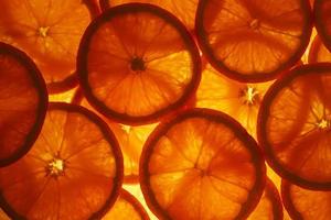 fatias de polpa e raspas de laranja madura com iluminação de fundo como fundo textural, o substrato. tela cheia, close-up foto