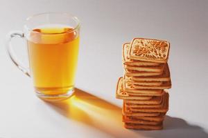 biscoitos de trigo e uma caneca de chá verde dentro de um fundo claro, contraste suave. biscoitos são dispostos na sala de café da manhã foto