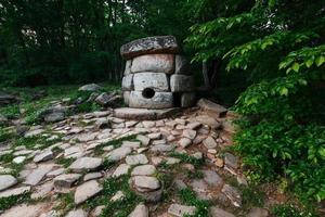 antigo dolmen composto redondo no vale do rio jean, monumento de arqueologia estrutura megalítica. foto