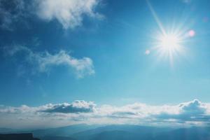 paisagens com céu azul e nuvens, percurso pelos picos das montanhas e colinas pela majestosa foto