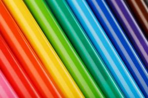 canetas hidrográficas multicoloridas, marcadores em um fundo branco isolado foto